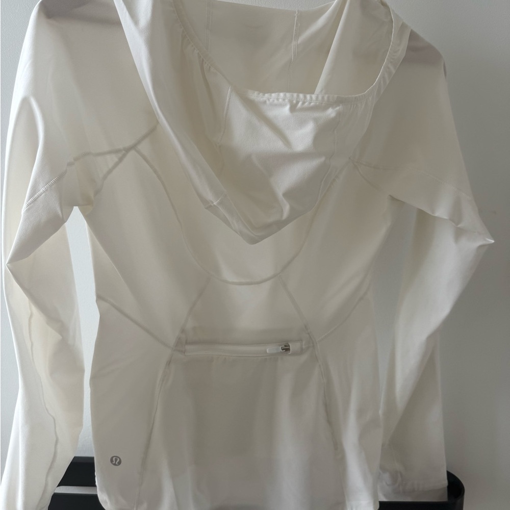 Lululemon mist Over Windbreaker Jacket in White- never worn! Size 2 - Picture 11 of 11